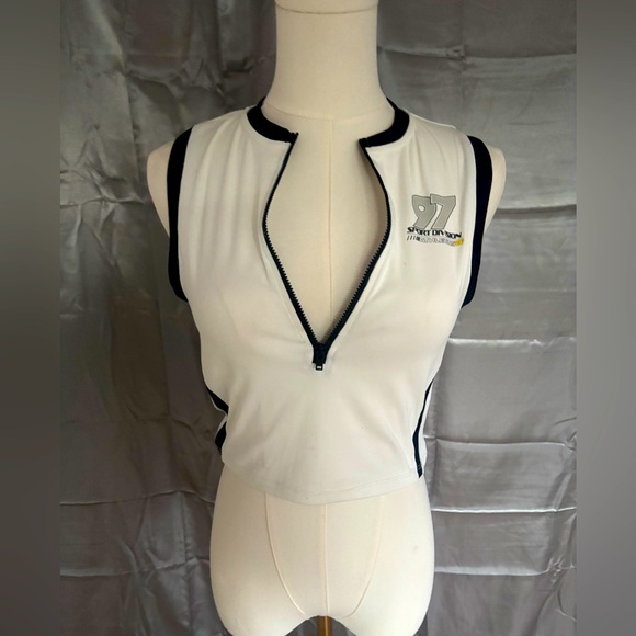 H&M Tops - White and Black Zip-Up Crop Top sexy sporty cleavage look